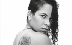 Amanda Nunes Showing Off Her Tattoo.