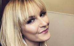 Renee Young Rocking The Bangs