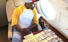 Floyd Mayweather Uses Money As A Placemat In His Private Jet