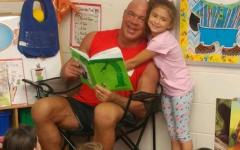 Kurt Angle Reads To His Daughter’s Class