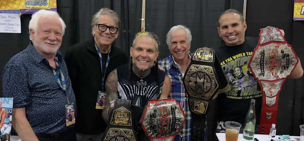 Henry Winkler posiert mit dem NXT Tag Team-Titel: „Ich habe diesen Gürtel ...