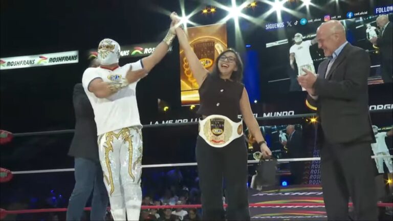CMLL Gives Championship To Fan Who Bought One Millionth Ticket At Arena Mexico