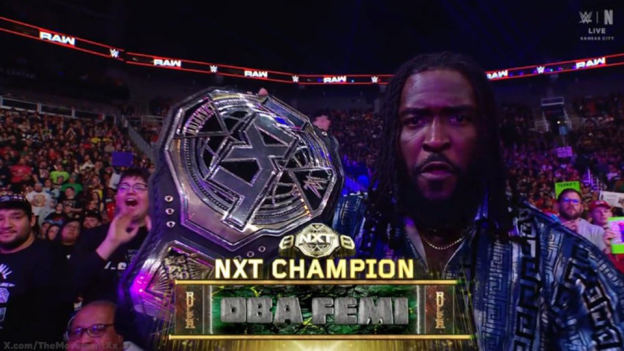 Oba Femi und Je'Von Evans treten bei WWE Raw auf.