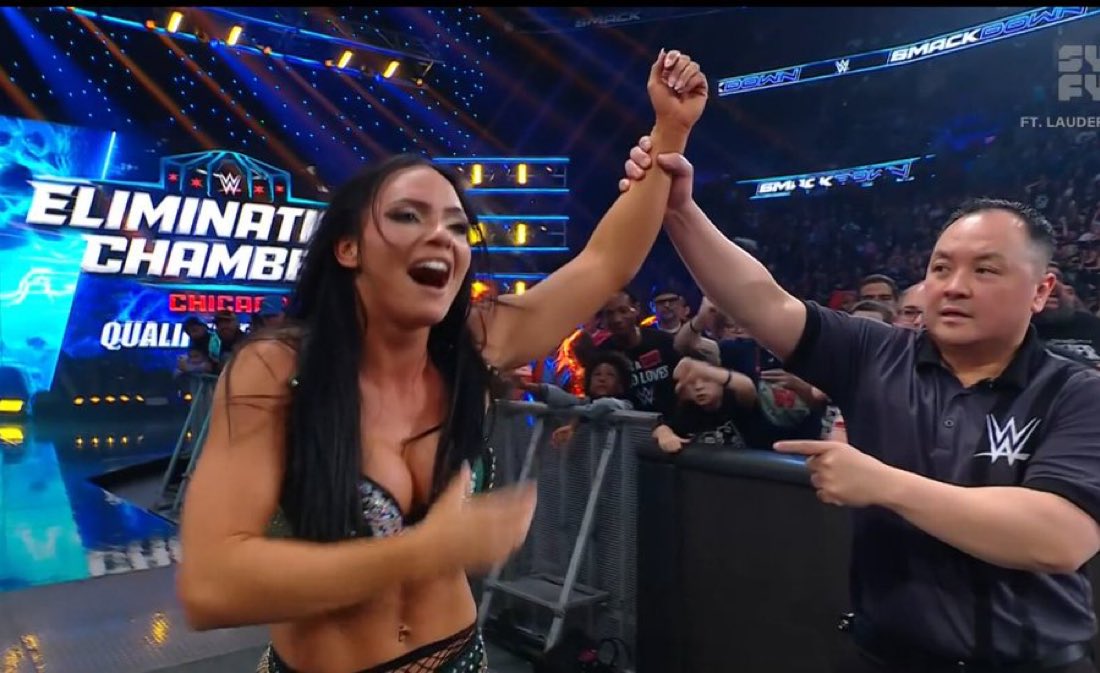 Kiana James sorprende y clasifica a la lucha de Elimination Chamber femenina