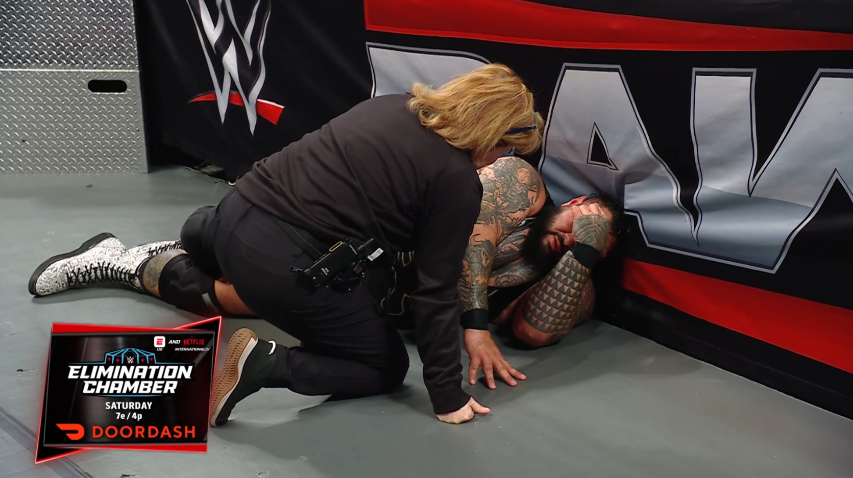 Bronson Reed wird bei WWE Raw von einem Sanitäter behandelt