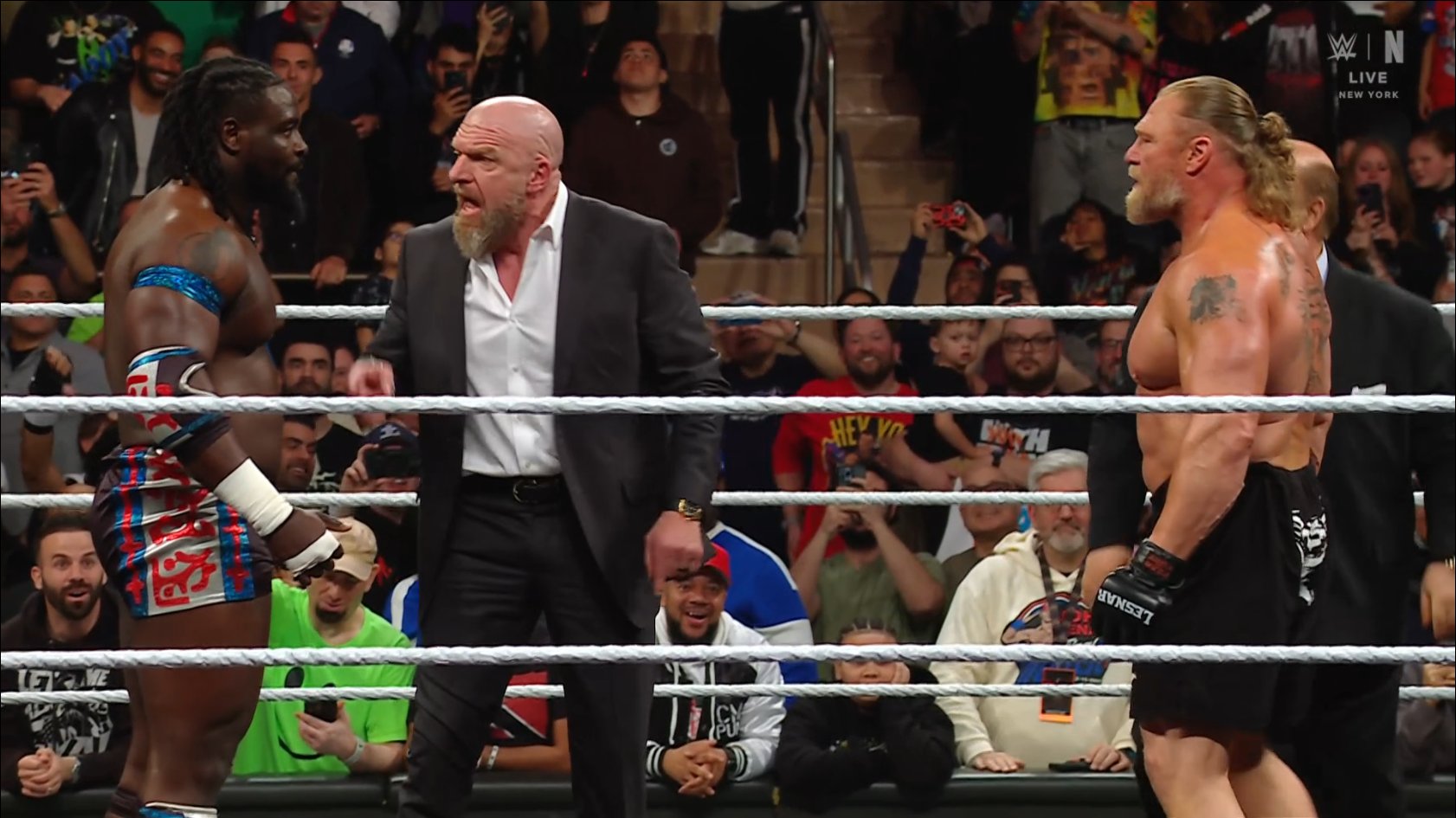 Triple H trennt Oba Femi und Brock Lesnar bei WWE Raw.
