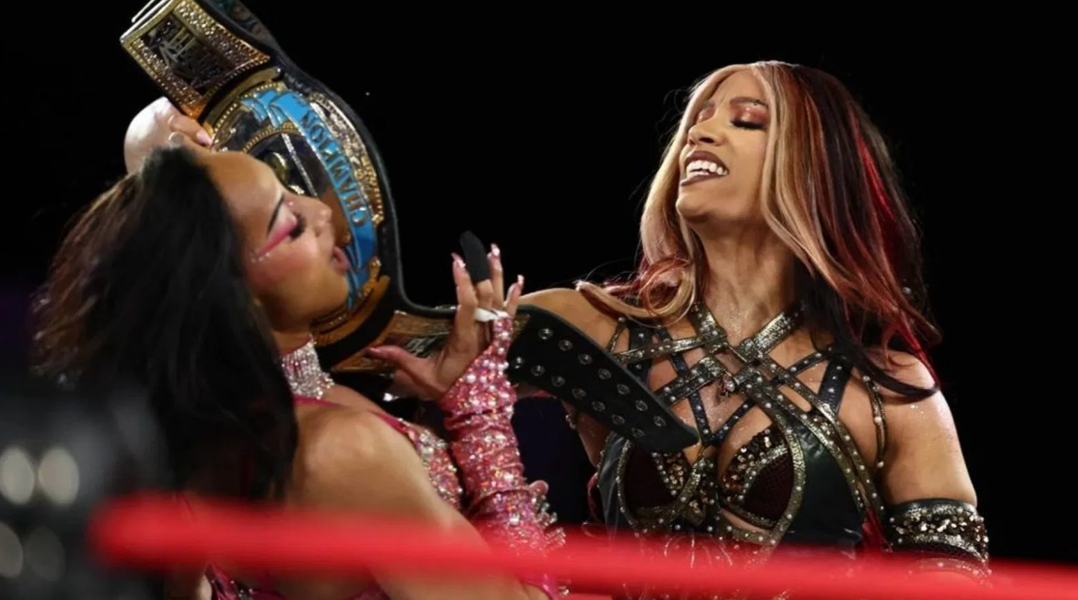 LEILA grey, mercedes mone