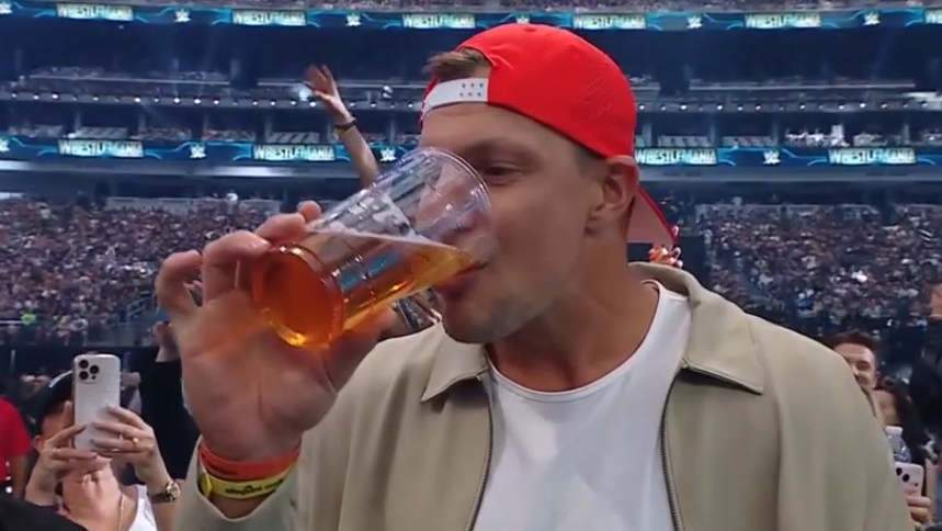 Rob Gronkowski, Rick Rubin, Daniel Cormier und weitere Stars bei WWE ...
