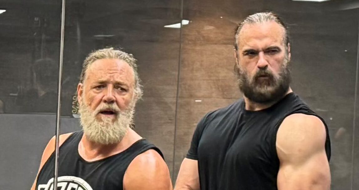 Drew McIntyre Shares Photo With Russell Crowe, WWE Raw Highlights, More | Fight Size