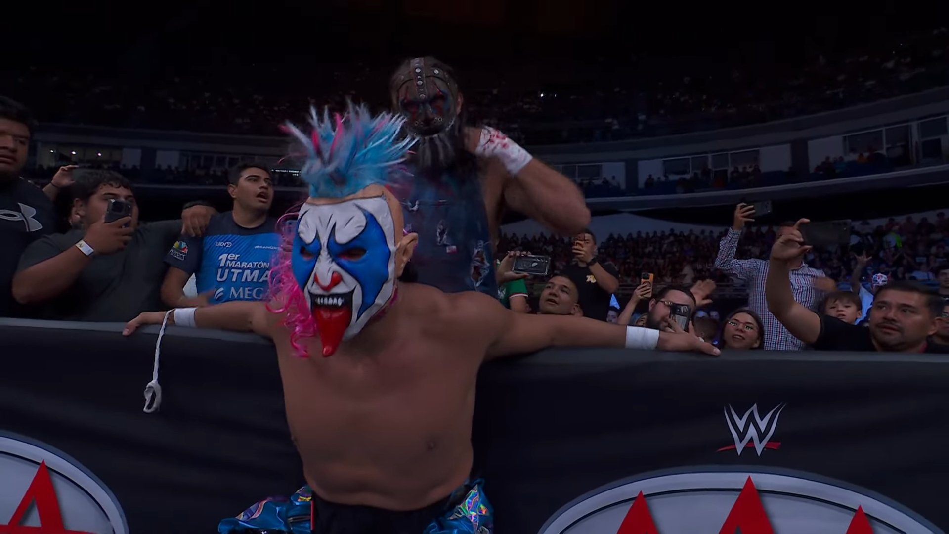 Masked Man Attacks Psycho Clown At AAA Verano de Escándalo