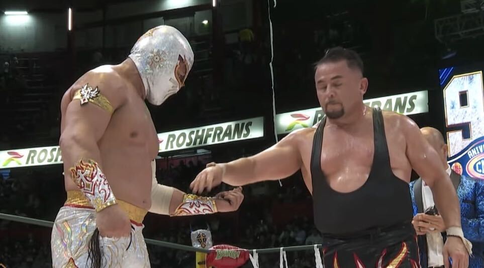 Místico Defeats Averno in Mask vs. Hair at CMLL 93 Anniversary
